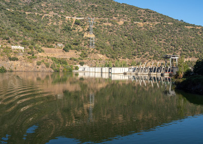 离开了杜罗河上Barragem da Valeira大坝的船闸