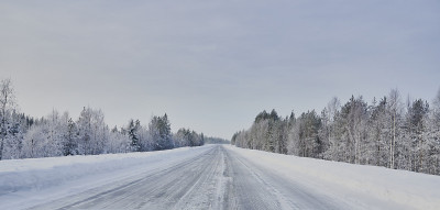瑞典Norrbotten寒冷的冬季公路