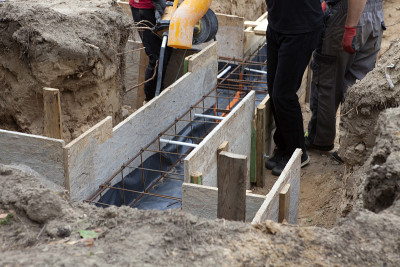 建筑基础施工。用钢筋混凝土浇筑模板。建设家园。