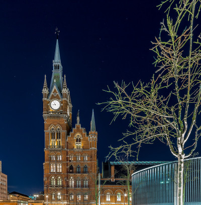 英国伦敦圣潘克拉斯车站外的夜景