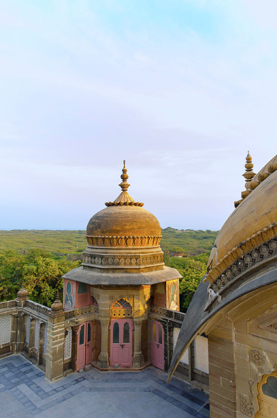 古吉拉特邦，Bhuj, Vijay Vilas Palace，阳光下的穹顶