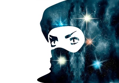 女性头部的轮廓。双重曝光。宇宙充满了星星。