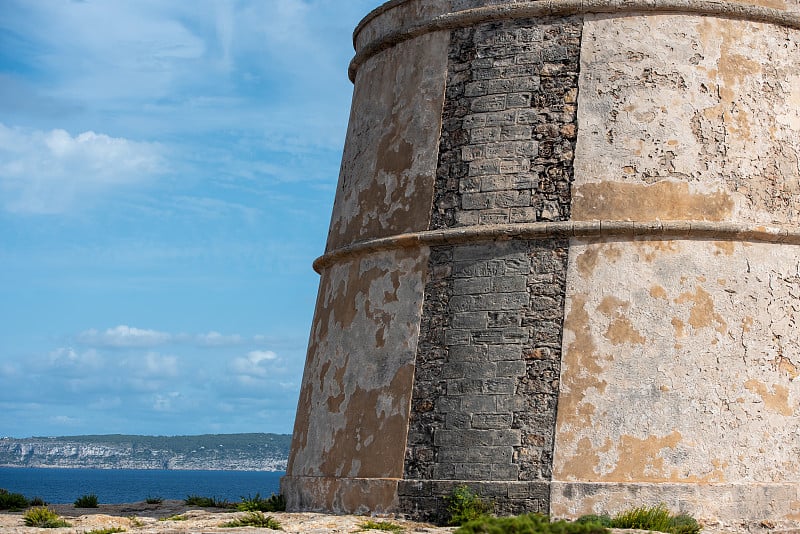 西班牙福门特拉岛的Torre de sa Punta Prima阳光明媚的早晨。