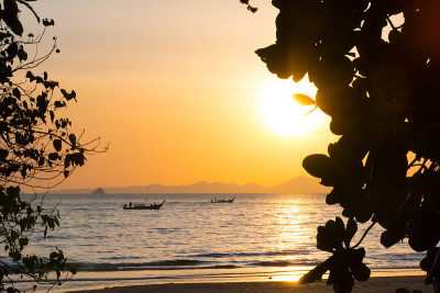 夕阳在泰国海的山上