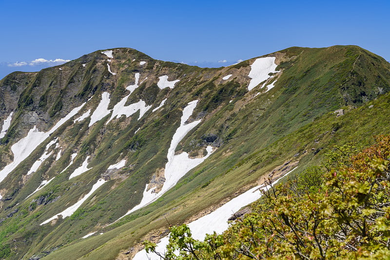 初夏从谷川山上看到重仓奈克山和一奈克奈克山