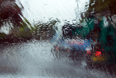 大雨和恶劣的驾驶条件