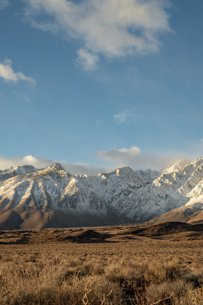 多云的早晨天空，雪山的山峰