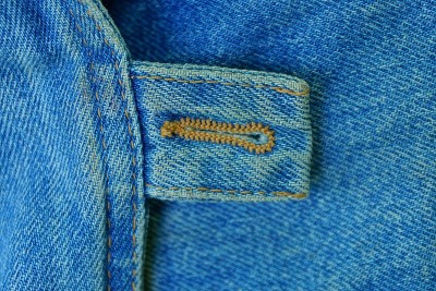 衣服上有带扣的蓝色面料