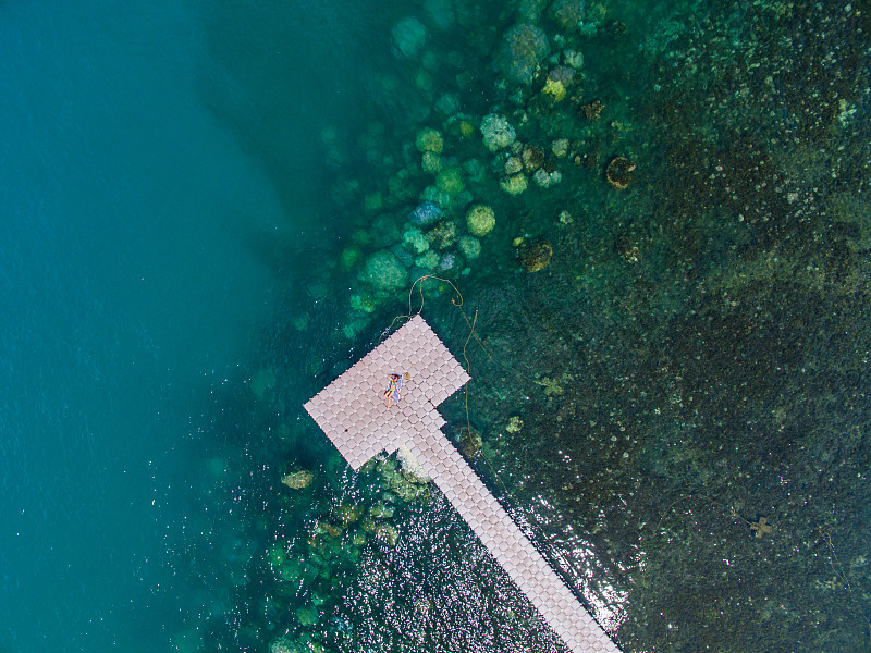 浮桥上的女人鸟瞰图