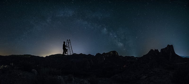 我们的星系从阿拉贡山