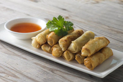 餐馆木桌上的Lumpia春卷