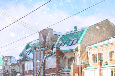 保洁人员清理屋顶上的雪。