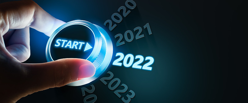 新年快乐2022，手指即将拧开始按钮2022与文字2021,2022,2023和开始拧按钮。概念规划
