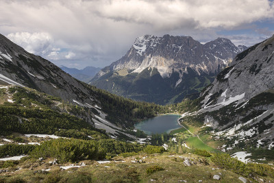 全景湖Seebensee在春天与山峰Zugspitze，埃尔瓦尔德奥地利