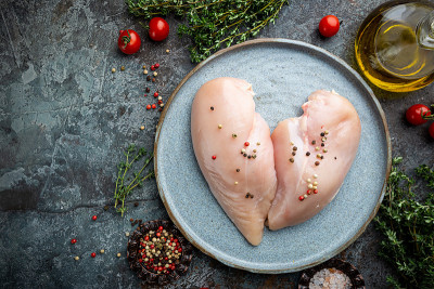 生的鸡胸肉