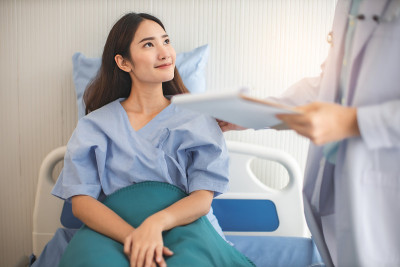手持医生测量病人的压力。医疗工作者在检查血压或其他健康的年轻人期间。