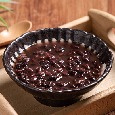 木桌背景上的小红豆汤。