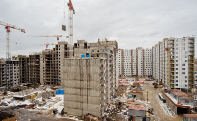 新建一幢未完工的多层住宅楼。带有起重机的多层住宅楼