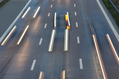高速公路上行驶的汽车发出的灯光
