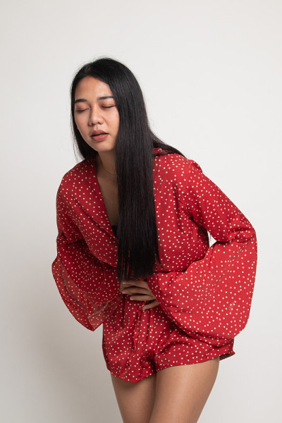 一位年轻的亚洲妇女胃痛。
