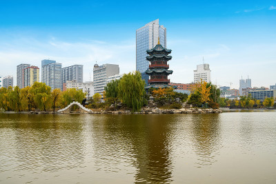 秋天，中国山西省太原市迎泽公园里有古建筑和拱桥