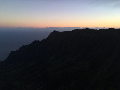 夏威夷考爱岛威美亚峡谷卡拉劳山谷的黎明。