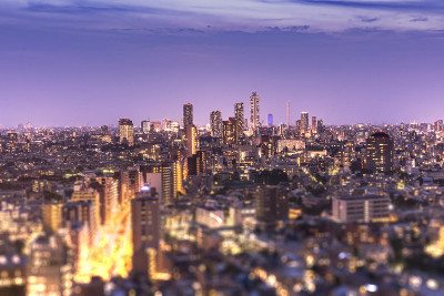 池袋摩天大楼的鸟瞰图在东京的夜晚与倾斜的散景在前景。