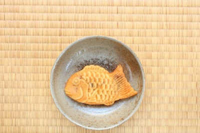 日式Taiyaki鱼形蛋糕在陶瓷盘在榻榻米地板上