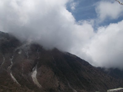 锡金的甘托克山。山和路被雾、雪和云所覆盖。