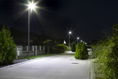 位于住宅区的街道，配有现代街灯