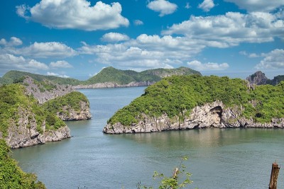 下龙湾的典型风景