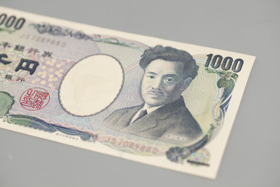 灰色背景上的1000日元纸币