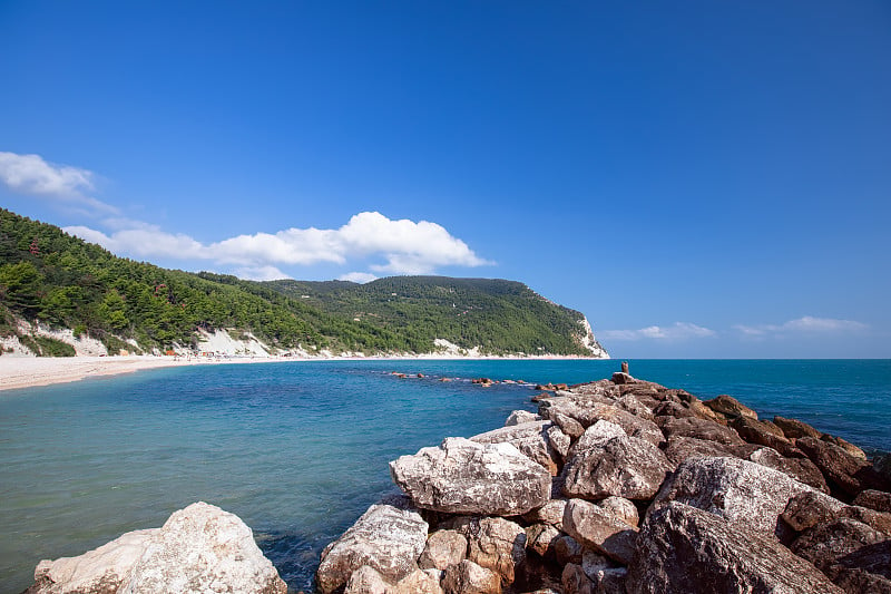 美丽的海滩乌尔巴尼在里维埃拉del Conero海岸的全景。Sirolo、意大利