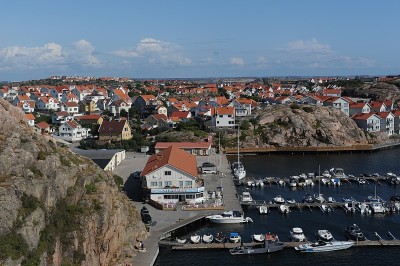 在一个阳光明媚的夏天，Kungshamn (Sotenäs, Västra Götaland，瑞典)
