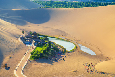 中国甘肃省敦煌市鸣沙山月牙泉风景区甘肃敦煌月牙湖和鸣沙山。