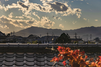 从横滨郊区的小山上看到的城市景观和山脉