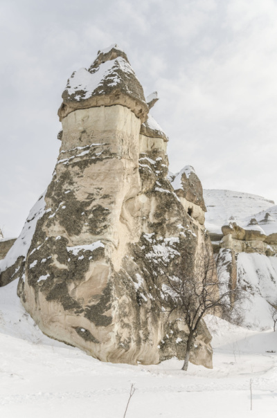 土耳其卡帕多西亚雪地下独特的地质岩层