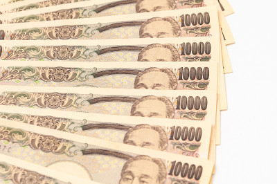 1万日元的堆栈封闭孤立在白色背景上