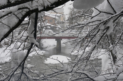 日本中部高山的一个被雪覆盖的小村庄