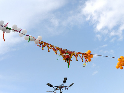 Dahi handi装饰鲜花悬挂在janmashtami gokulashtami节