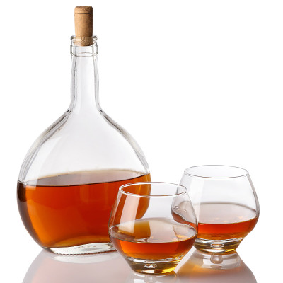 白兰地酒瓶和玻璃杯