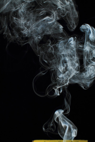 黑色背景上的白色烟雾纹理