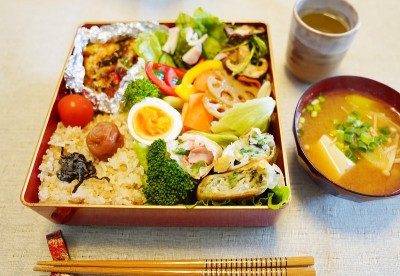 盒饭是一种传统的日本盒饭，叫做jubako