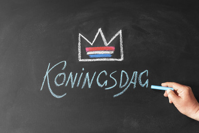 荷兰传统节日Koningsdag国王日在黑板上