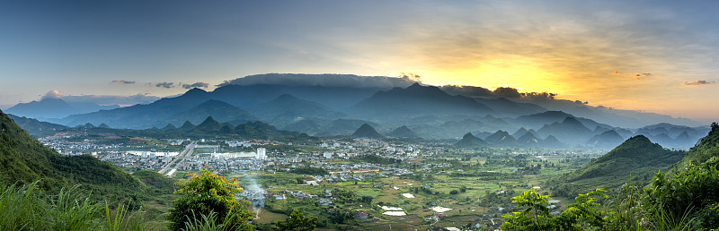 黎明时，越南松腊省黎洲市全景