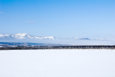 雪原和山上的晨雾，日本北海道铁贺镇
