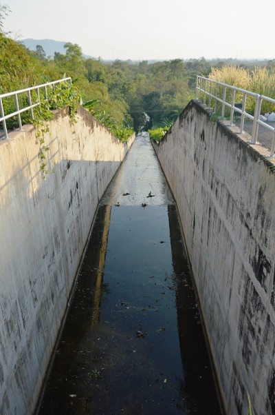 在泰国水库排水和保护洪水的冲水渠隧道