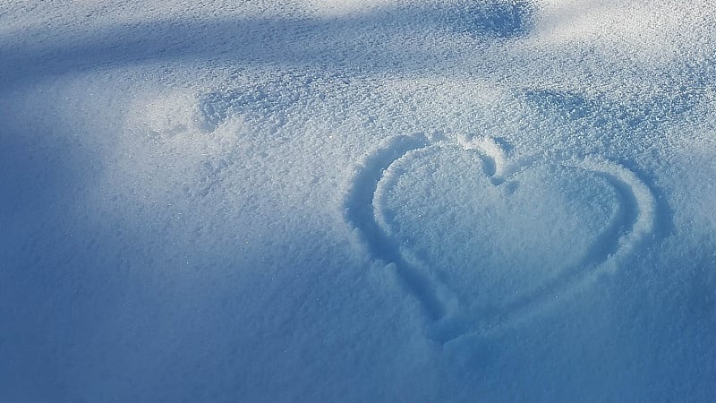 雪中的心