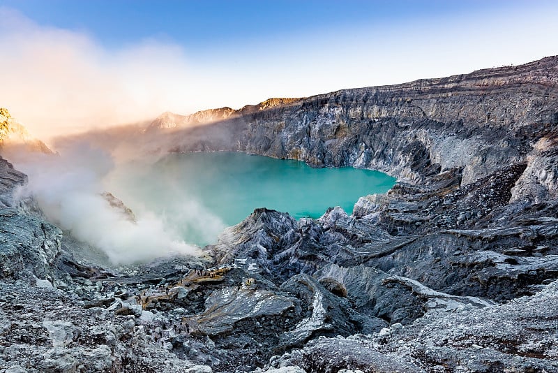 伊真火山口和硫磺开采。山清水秀，湖绿带烟硫磺