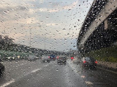 雨点落在车窗上